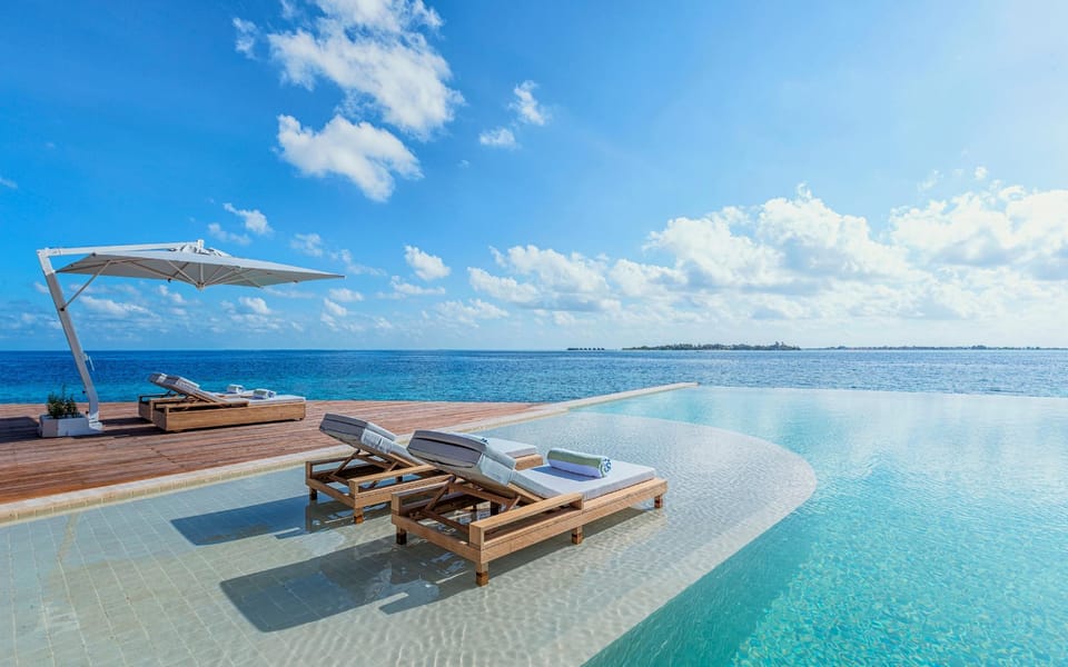 Swimming pool [outdoor]