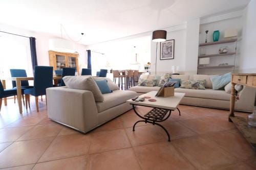 Air-conditioned villa with heated pool, Luberon, in Puget - 10 people Hotel in Provence-Alpes-Côte d'Azur