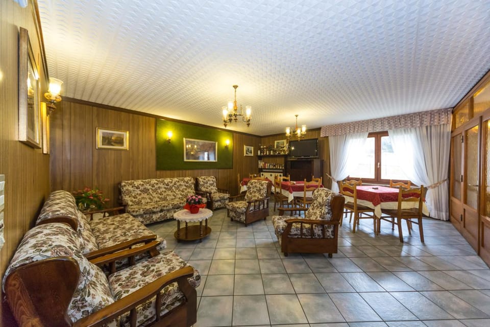 Shared lounge/TV area