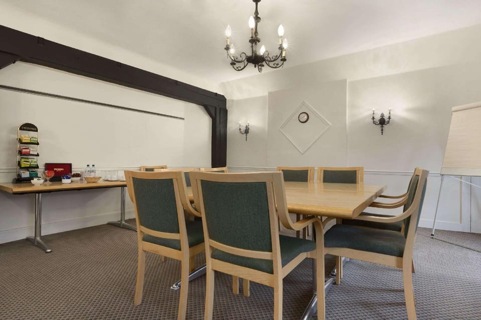 Ramada by Wyndham Crawley Gatwick Hotel in Crawley
