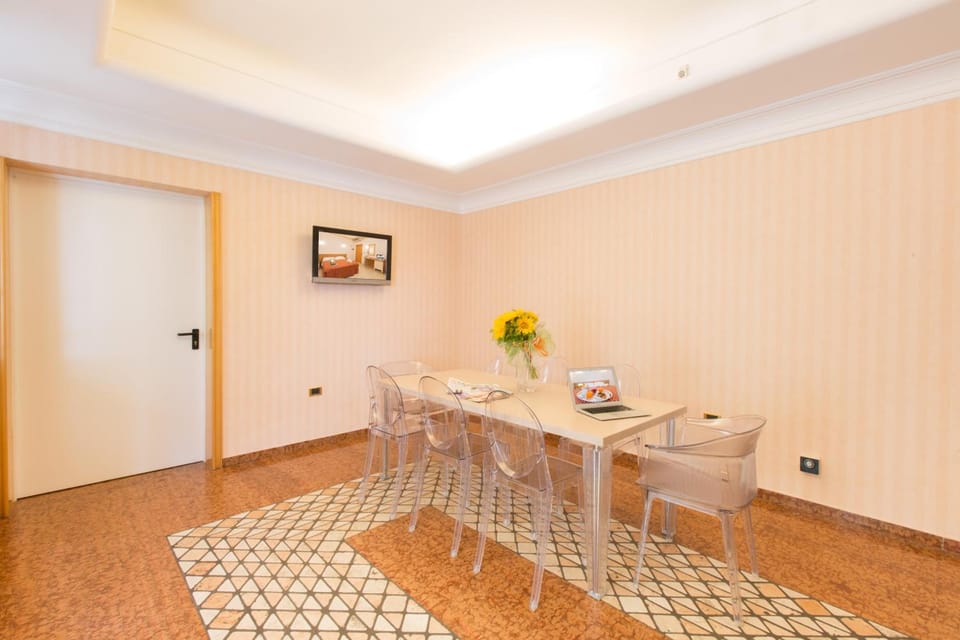Ristorante Hotel Lucia - 100 mt dal mare Hotel in Giulianova