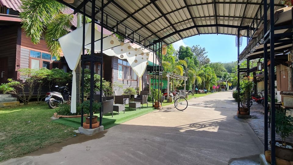 Baan Suan Rim Klong Resort Resort in Sala Dan