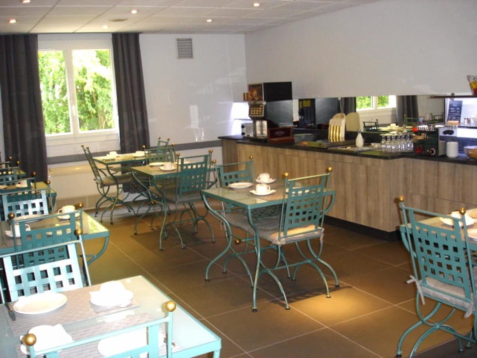 Logis Hotel Du Lac Hotel in Joué-lès-Tours