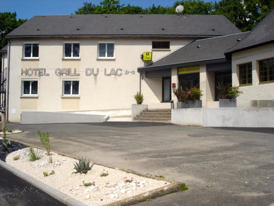 Logis Hotel Du Lac Hotel in Joué-lès-Tours
