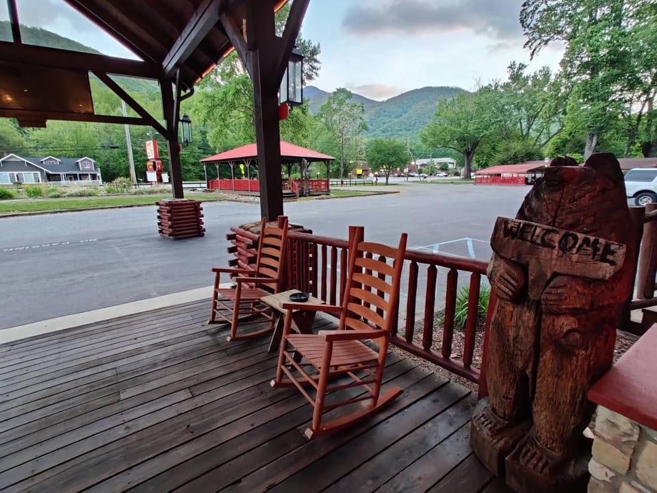 Smoky Falls Lodge Hotel in Maggie Valley