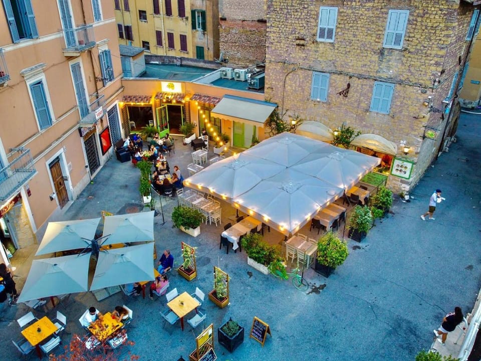 Mom Apartment Rooms&Suites Hotel in Tivoli