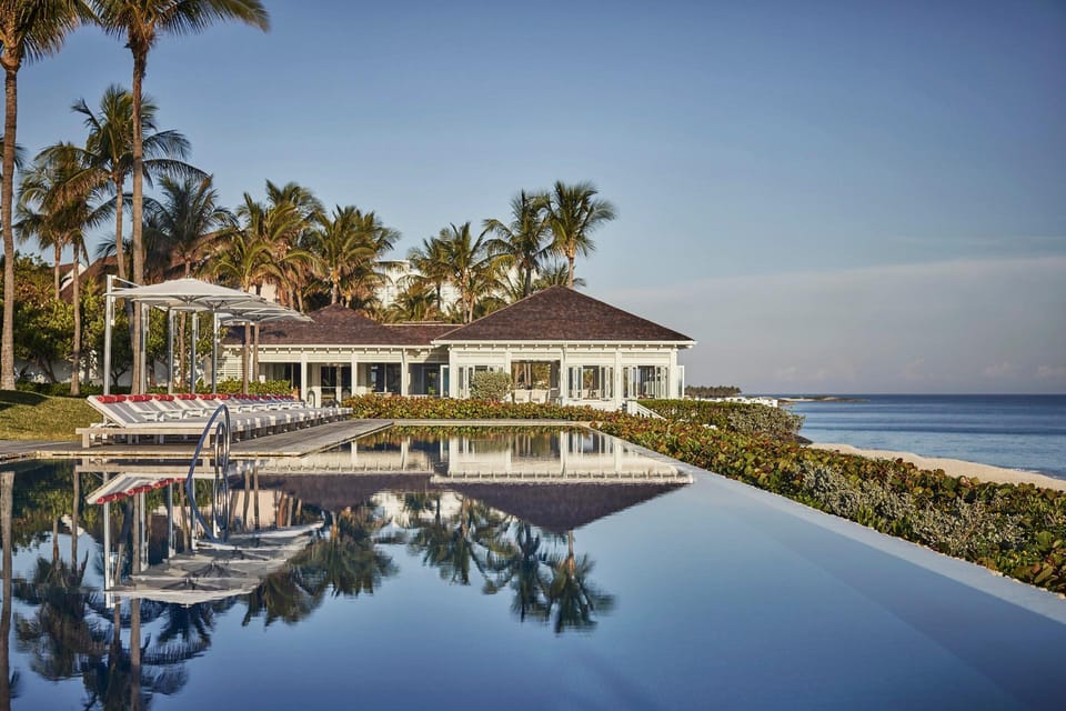 Swimming pool [outdoor]