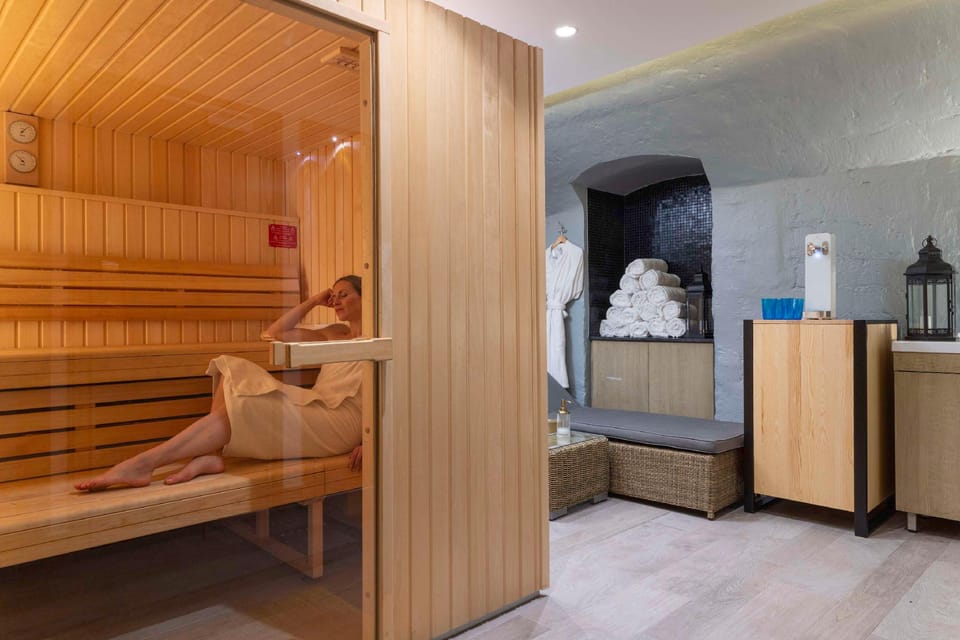 Le Belmont Champs Elysees Hotel in Paris