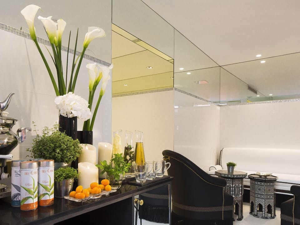Le Belmont Champs Elysees Hotel in Paris