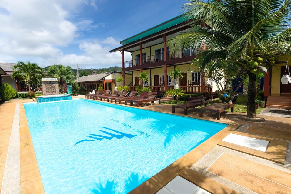 Swimming pool [outdoor]