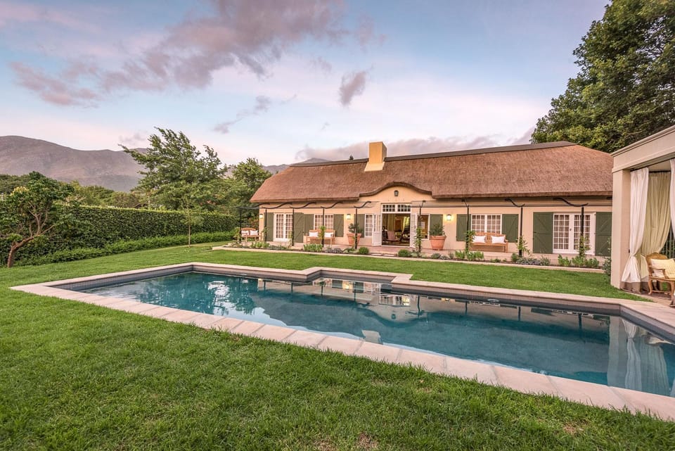 Swimming pool [outdoor]