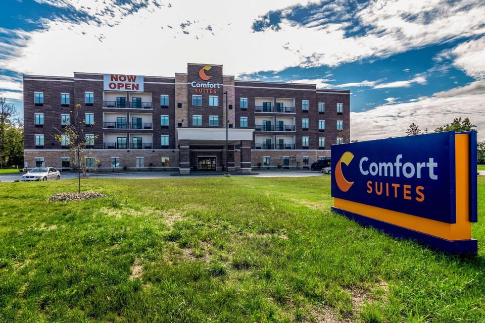 Comfort Suites Brunswick Town Center Hotel in Ohio