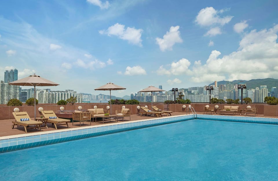 Swimming pool [outdoor]