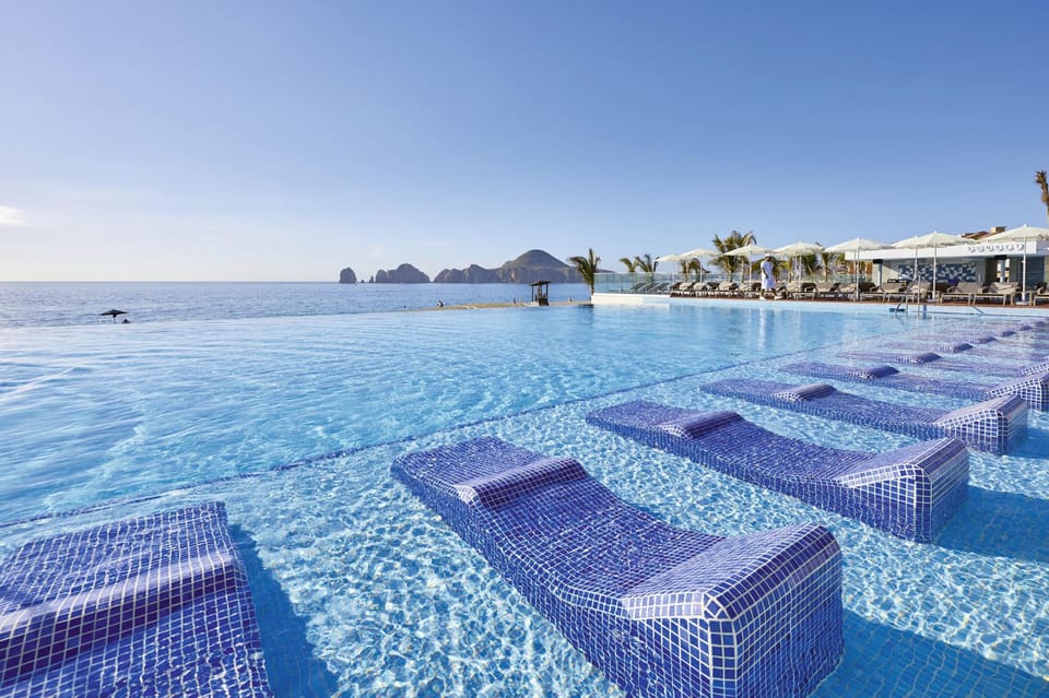 Swimming pool [outdoor]