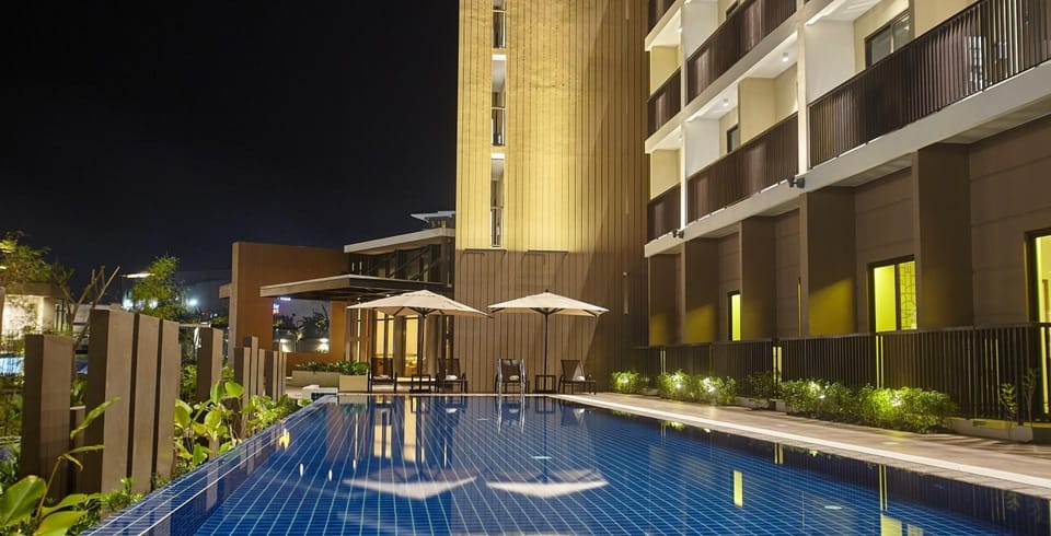 Swimming pool [outdoor]