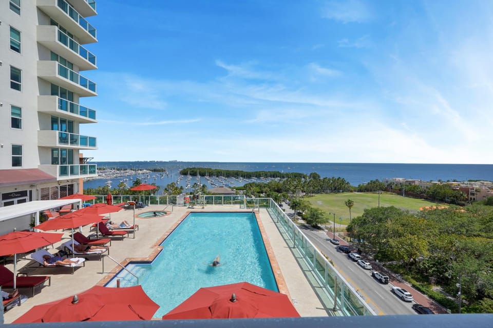 Tropical Paradise Spacious 3 bedroom Apartment hotel in Coconut Grove