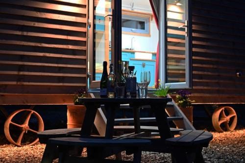 Meidrim Meadows luxury shepherd's hut Lodge in Wales