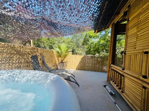 Suite Bambou Bien-etre a Bali - Le soleil des Cevennes Hotel in Auvergne-Rhône-Alpes