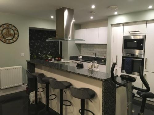 Spacious King Size Room Detached House Free Wifi Free Parking Hotel in Sheffield