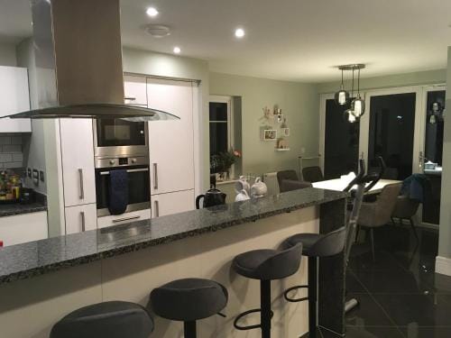 Spacious King Size Room Detached House Free Wifi Free Parking Hotel in Sheffield