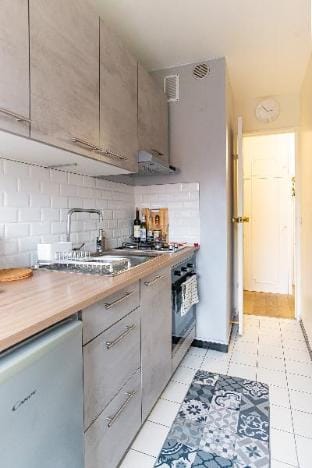 Clean Cozy Studio with Balcony Hotel in Paris