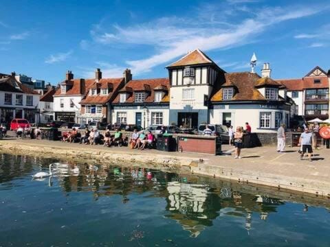 Nautical themed Guest House with private patio on the outskirts of Lymington Hotel in Lymington
