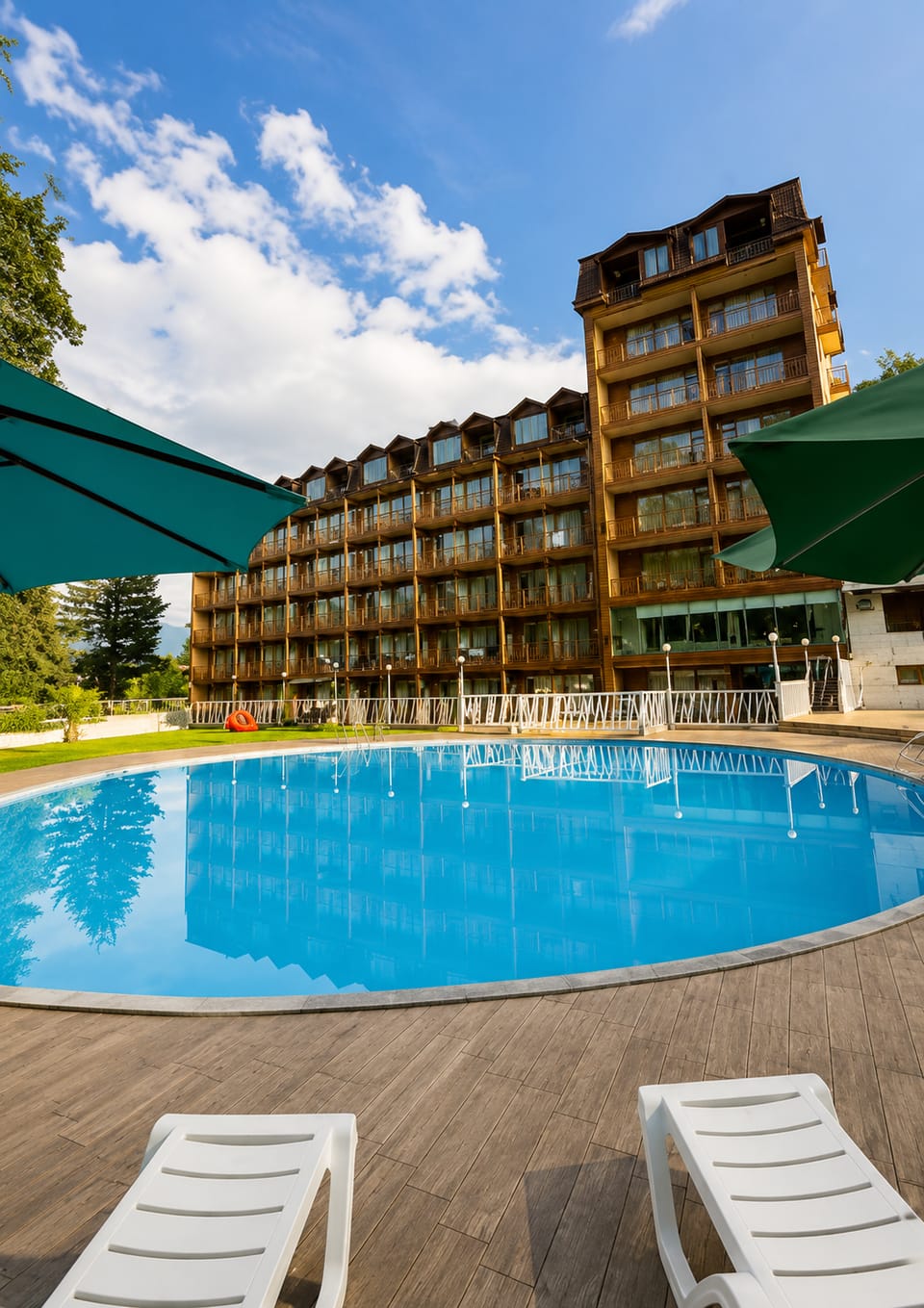 Swimming pool [outdoor]