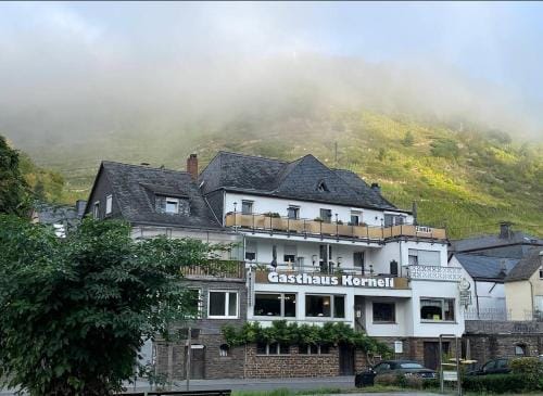 Gasthaus Korneli Inn in Ediger-Eller