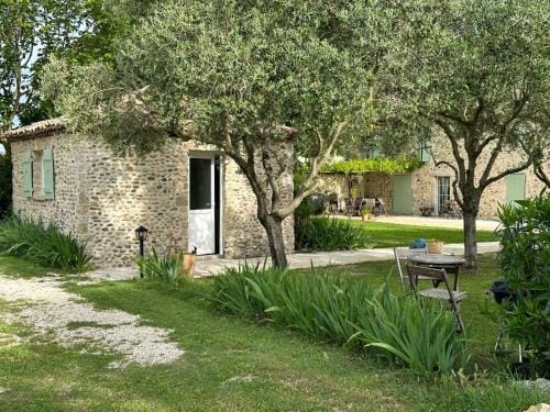 Maisonnette independante au calme dans un grand jardin Hotel in Provence-Alpes-Côte d'Azur