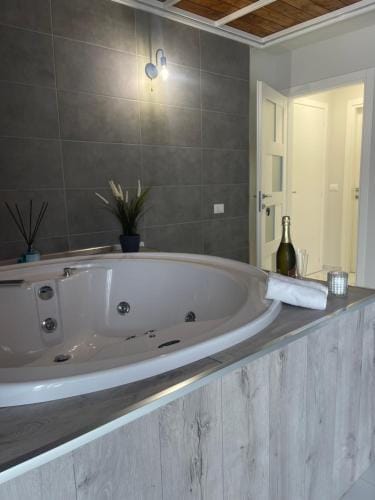 Alma Suite Bed and Breakfast Hotel in Anzio