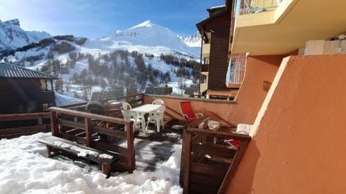 Studio rez-de-neige terrasse Hotel in Allos