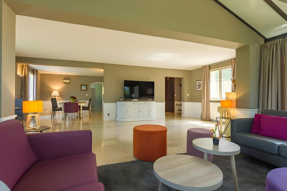 Kyriad Prestige LE PANORAMA Hotel in Beaune