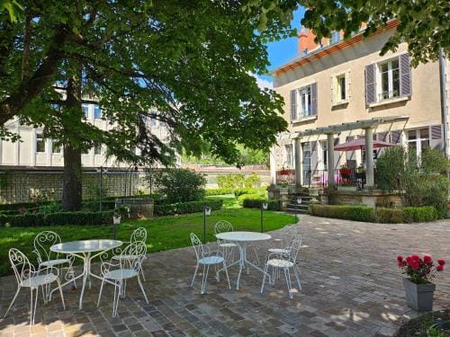 Chambres d'Hotes de luxe Cote Parc-Cote Jardin avec parking prive gratuit Hotel in Bourgogne-Franche-Comté