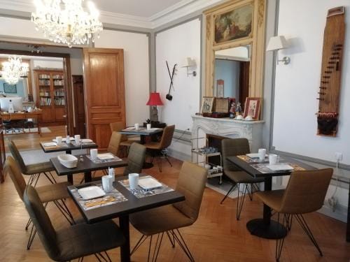 Chambres d'Hotes de luxe Cote Parc-Cote Jardin avec parking prive gratuit Hotel in Bourgogne-Franche-Comté