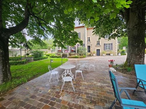 Chambres d'Hotes de luxe Cote Parc-Cote Jardin avec parking prive gratuit Hotel in Bourgogne-Franche-Comté
