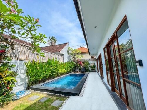 Island Boy Guesthouse T Prime Location In Canggu Hotel in North Kuta