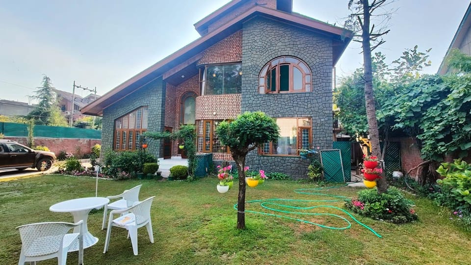 Snowy bliss Srinagar  Hotel in India