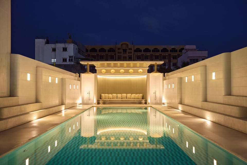 Swimming pool [outdoor]