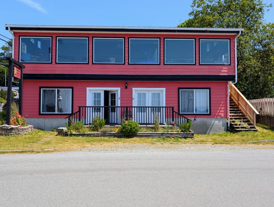 Gordie's Inn & Suites Hotel in Vancouver Island