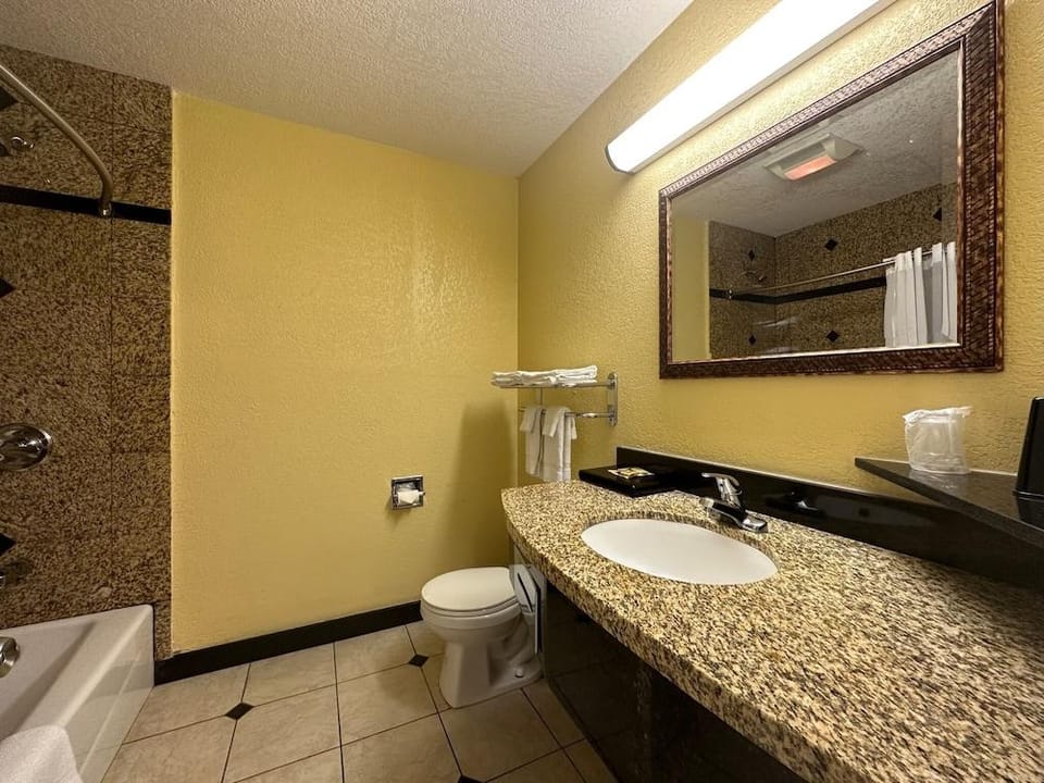 Western Village Inn-NEWLY RENOVATED Motel in Willits