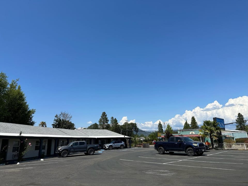 Western Village Inn-NEWLY RENOVATED Motel in Willits