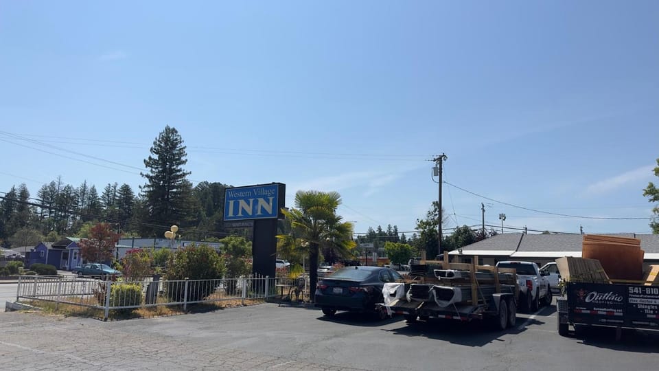 Western Village Inn-NEWLY RENOVATED Motel in Willits