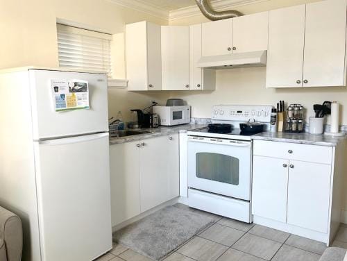 Tina House - Near Skytrain Metrotown Hotel in Burnaby