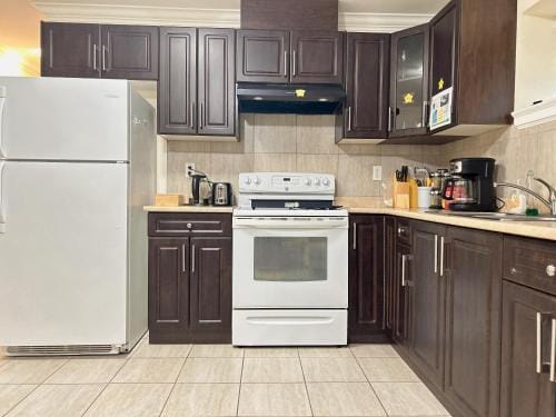 Tina House - Near Skytrain Metrotown Hotel in Burnaby