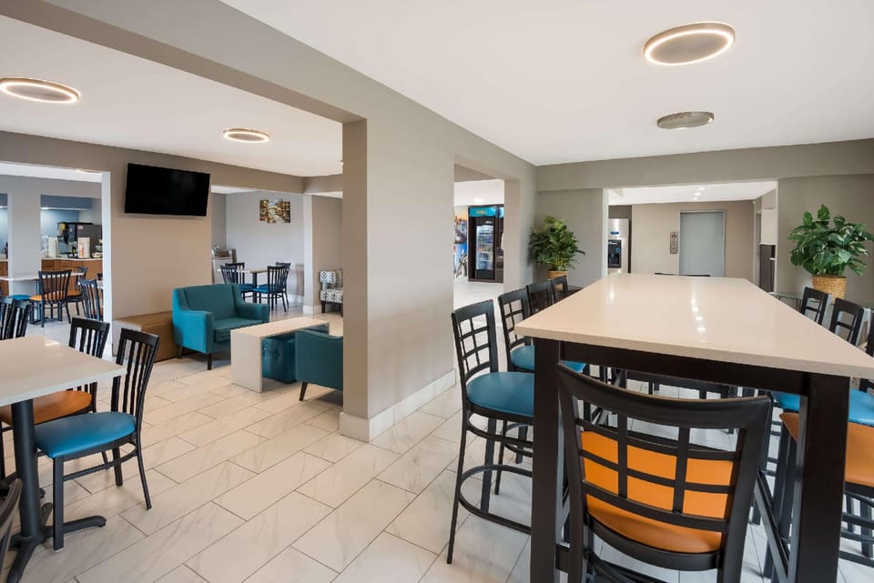 Clarion Pointe Indianapolis Northeast Hotel in Castleton