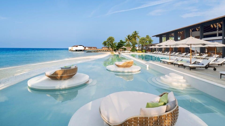 Swimming pool [outdoor]