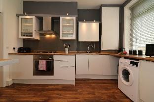 Railway Cottage  - Maryhill Hotel in Glasgow