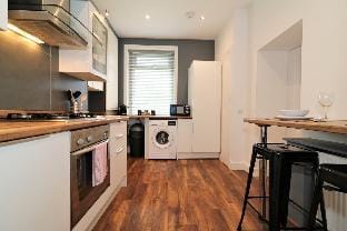 Railway Cottage  - Maryhill Hotel in Glasgow