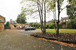 Linden Cottage Room 3 - Airdrie Hotel in Airdrie
