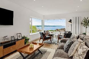 Pen Gar - Elevated Sea Views, EV Charger Hotel in Saundersfoot